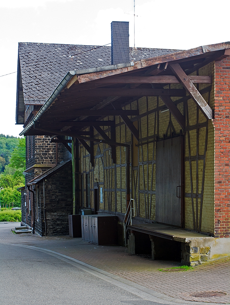 Und nun noch von der Rckseite mit Blick auf die Laderampe, leider bei schlechterem Licht.

Der Bahnhof Nistertal / Bad Marienberg, alter Name Erbach/Westerwald (Erbach ist heute ein Stadtteil von Nistertal) hier am 04.06.2013. 

