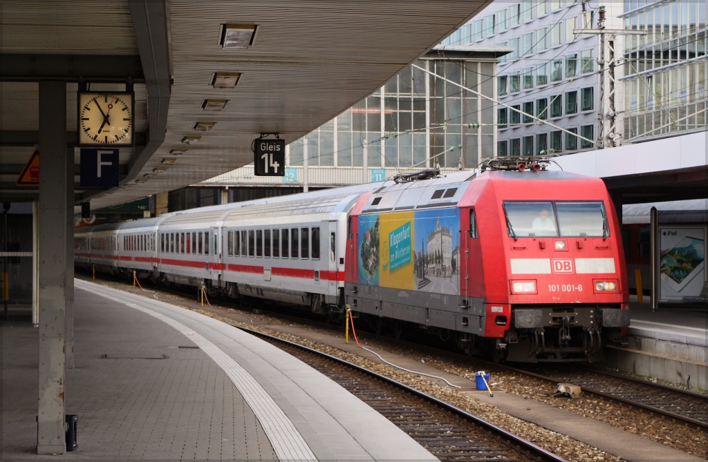 ...und so fuhr 101 001 den Zug weiter in Richtung Klagenfurt. (Mnchen Hbf, 07.08.12)