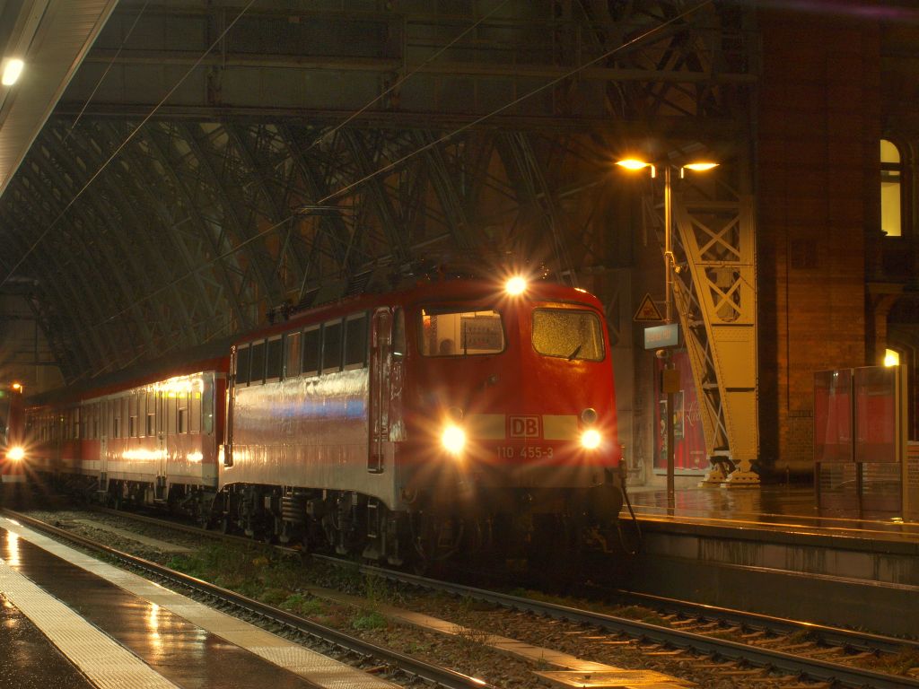 Und so ohne Wasser. 110 455-3 steht mit ihrer RB nach Oldenburg im Bremer Hbf und wartet. 