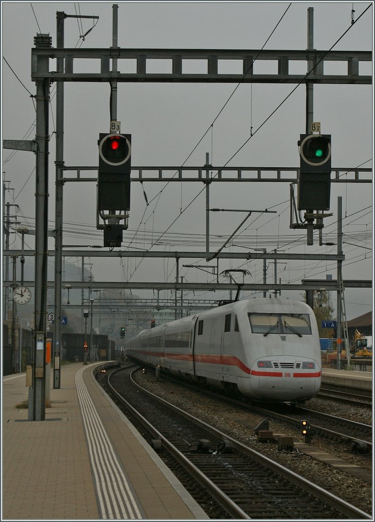 Und weil ich so einen ICE nicht jeden Tag vor die Linse bekomme, wagte ich noch einen Nachschuss...
(Liestal, den 6. 11.2011)