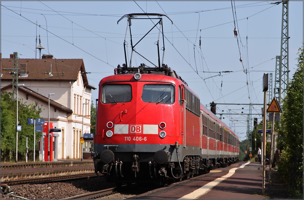 Und weil sie so schn ist nochmal: 110 406 mit RB 15072 von Friedberg nach Gieen bei der Ausfahrt aus Lang Gns am 03.06.11