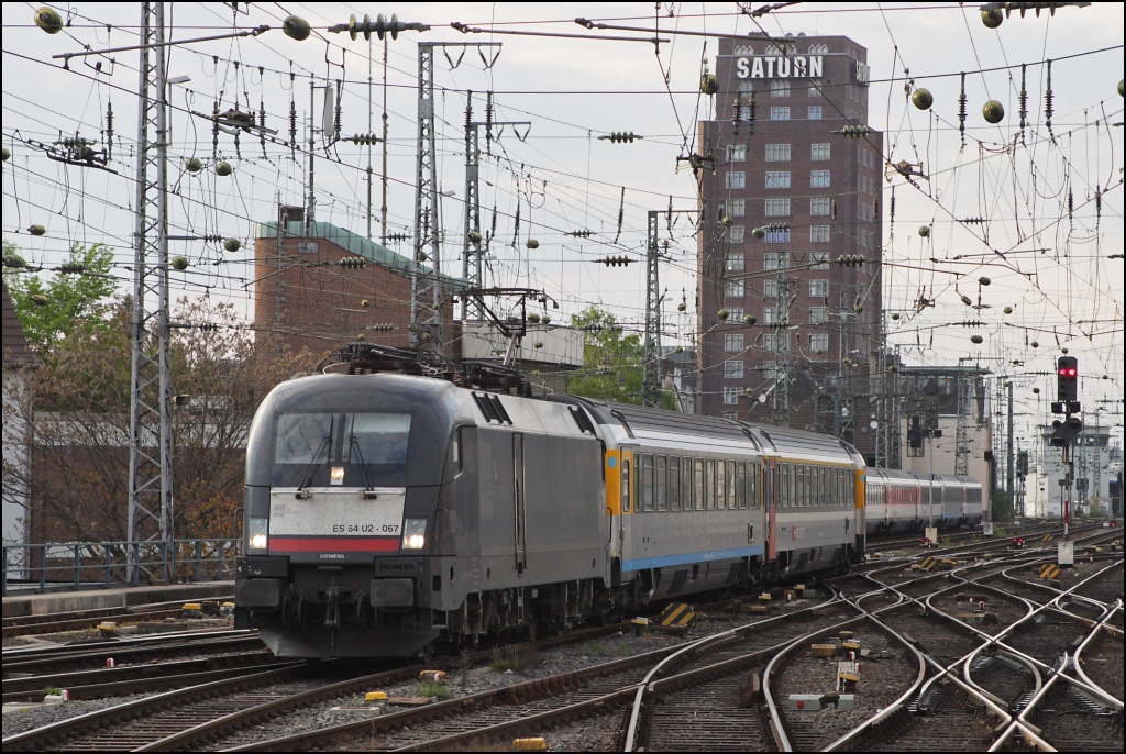 Und wieder ein langer EC...ES 64 U2-067 mit EC 6 von Chur nach Hamburg- Altona bei der Einfahrt in den Klner Hbf am 17.04.11