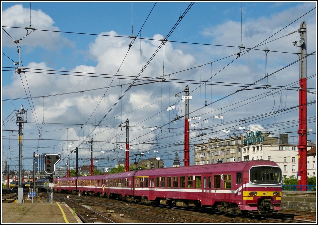 Und wieder einmal ist Einfallsreichtum in Belgien sehr gefragt. Um die Fahrgste nicht im Regen stehen zu lassen, werden die Fyra Zge durch Triebzge der Srie AM 86 ersetzt, zumindest zwichen Antwerpen und Roosendaal. Die belgischen Taucherbrillen gewinnen zwar auch keinen Schnheitswettwerb, aber von der Optik her knnen sie es immer noch mit dem VT 250 aufnehmen.

Das Bild enstand am 22.06.2012 in Bruxelles Midi und zeigt eine Dreifachtraktion AM 86 bei der Einfahrt in den Bahnhof. (Jeanny)