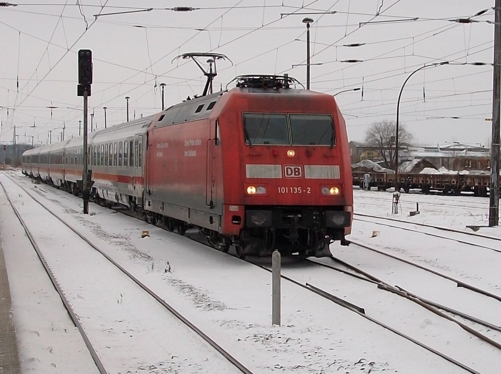 Und wieder kam IC 2184 Hannover-Binz ber die Gterzuggleise in Bergen/Rgen.Am 16.Dezember 2010 zog 101 135-2 den Zug durch den Bahnhof.