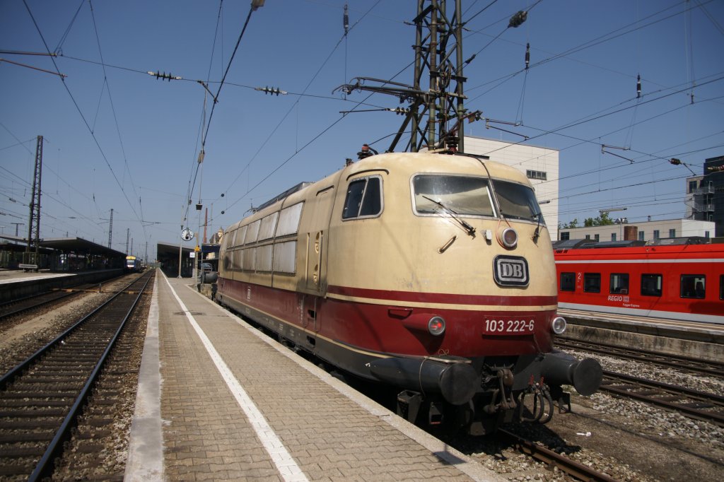 Unser 400. Bild bei  marolokbilder  zeigt die 103 222-6 am 23. August 2011 im
Augsburger Bahnhof.