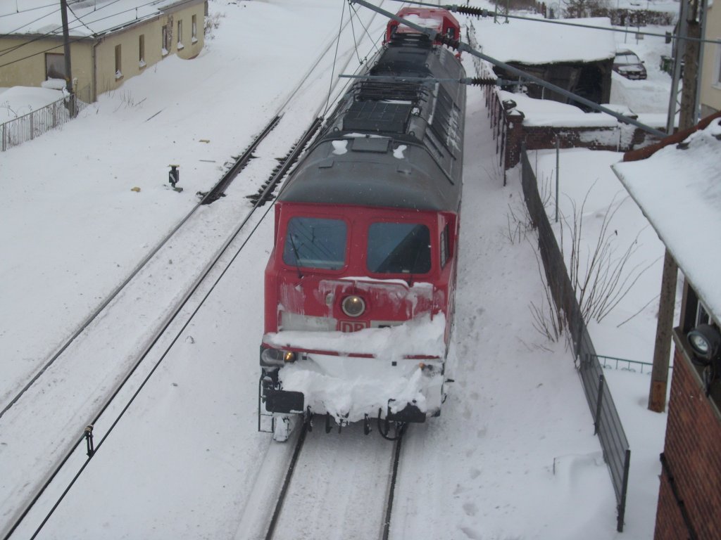 Unterwegs an der Nordausfahrt in Bergen/Rgen war am 13.Februar 2010 233 312 mit den Arnstdter Schneepflug.