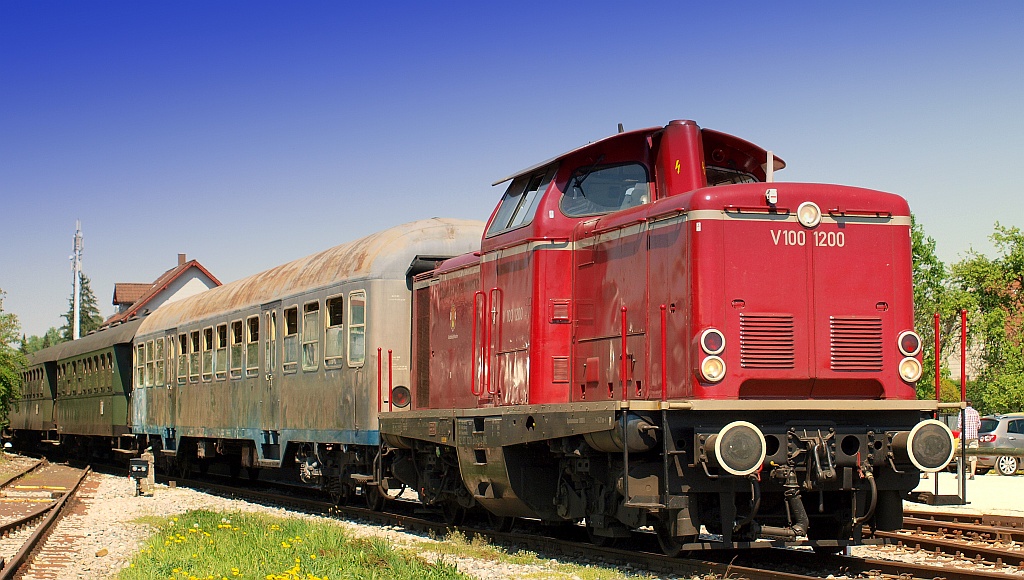 V 100 200 stand mit dem 2.Zug nach Schorndorf im Welzheimer Bahnhof am 25.4.11. In Kooperation mit Marc Steiner.