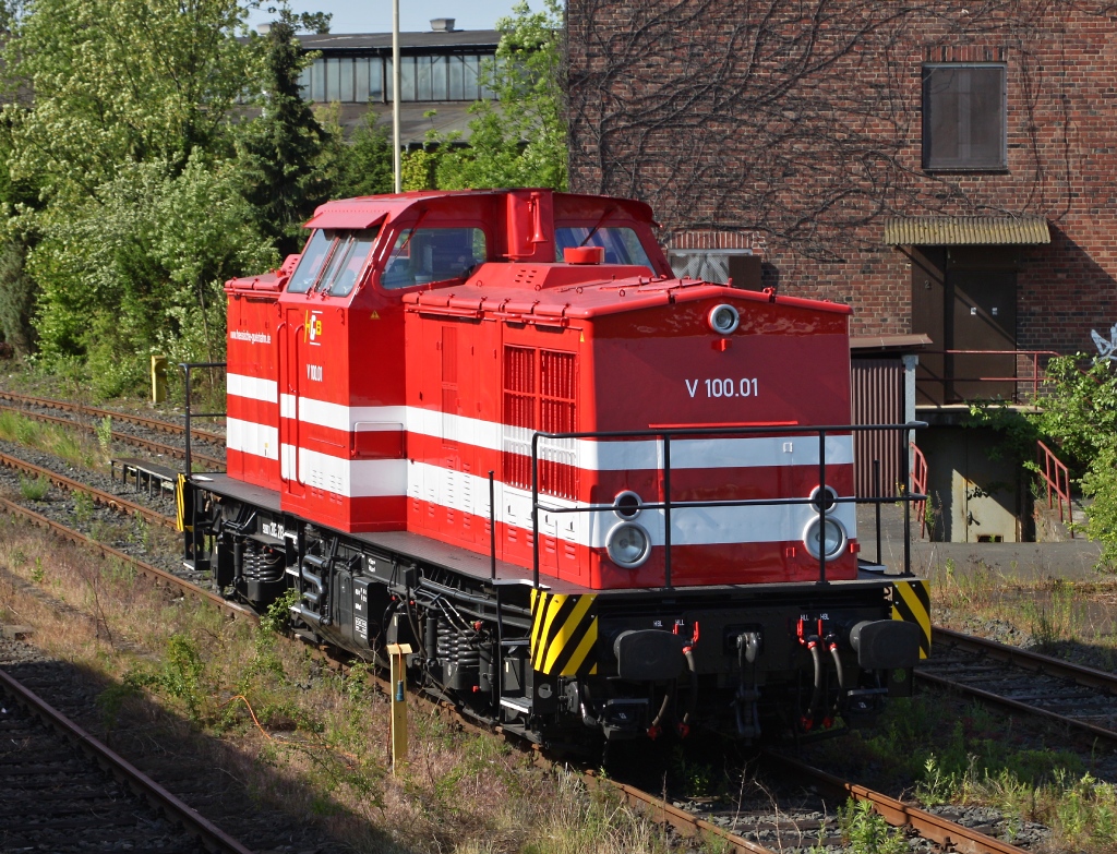 V 100.01 (92 80 1203 213-4 D-HGB) der Hessischen Gterbahn abgestellt am 03.06.11 in Gieen. Zum Glck fahren dort noch N-Wagen sonst wre diese Aufnahme nicht mglich gewesen...