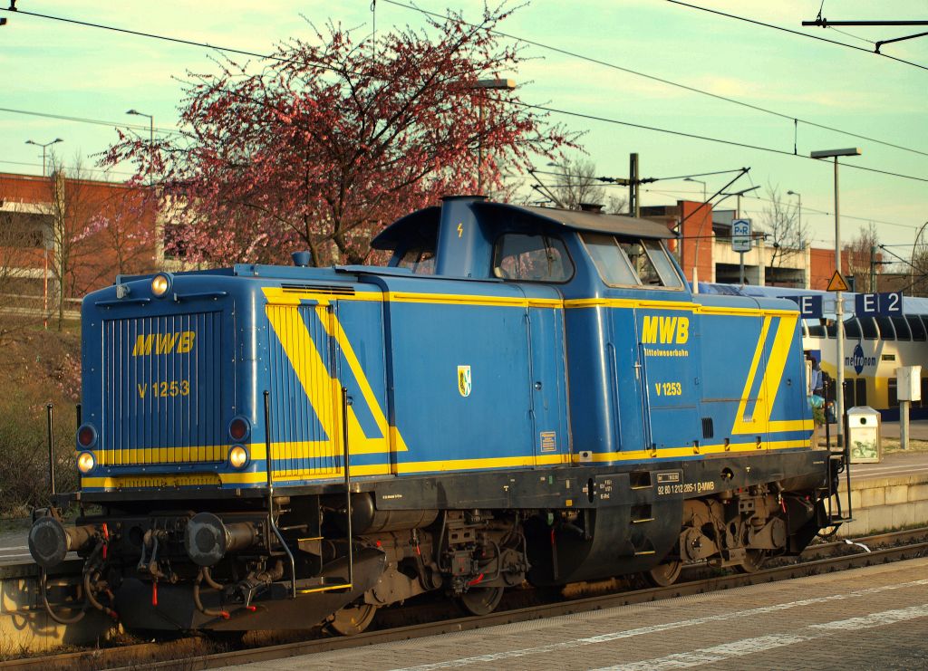 V 1253  212 285-1  der MWB machte eine kleine Pause im Harburger Bahnhof am 2.4.2011.