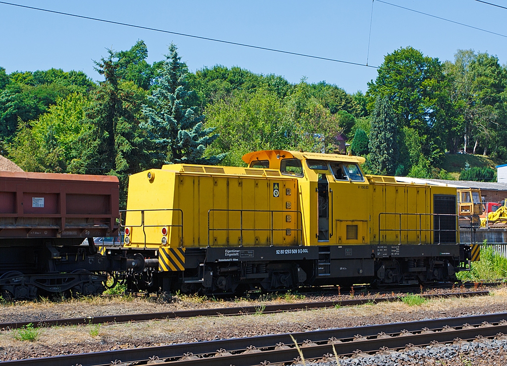 V 150.03, ex DR 110 963-6, ex DR 710 963-0, ex DB 710 963-0 (eine ehem. DR  V 100.5) der SGL Schienen-Gter-Logistik GmbH mit Zweiseitenkippwagen Typ Fas (diese wurden gerade mit Kies beladen) am 20.07.2013 beim Bahnhof Sinn (Lahn-Dill-Kreis) an der KBS 445 (Dillstrecke).

Die (Spender) Lok wurde 1983 von LEW  (VEB Lokomotivbau Elektrotechnische Werke „Hans Beimler“ ,Hennigsdorf)  unter der Fabriknummer 17312 gebaut und als DR 110 963-6 in Dienst gestellt, 1992 Umzeichnung in 710 963-0 und 1996 die Ausmusterung bei der DB. Bis 1999 war sie bei der DGT (Deutsche Gleis- und Tiefbau GmbH, Berlin) als 710 963-0 im Einsatz. 1999 erfolgte der Umbau bei Regental Fahrzeugwerksttten GmbH gem Umbaukonzept BR 293 der ABB Daimler Benz Transportation GmbH. Im Jahr 2000 kam sie dann zur GSG Knape Gleissanierung GmbH, Kirchheim (Muttergesellschaft der SGL) als V 150.03 und 2008 zur  SGL Schienen Gter Logistik GmbH, Dachau als V 150.03  (NVR-Nummer: 92 80 1293 509-6 D-SGL).

Zur Baureihe 293:
ABB Daimler Benz Transportation (ADtranz) hat zwischen 1995 und 2002 insgesamt 59 ehem. DR V 100 Loks umfassend modernisiert. Sie erhielten die neue Baureihenbezeichnung BR 293. Die Modernisierung umfat u.a. die Aufarbeitung von Lokrahmen, Vorbauten, Fhrerhaus und Strmungsgetriebe. Der alte KVD Motor (Hersteller: VEB Khlautomat Berlin-Johannistal) wird gegen einen Caterpillar oder MTU Motor getauscht, die Druckluftanlage wird erneuert, ebenso die elektrische Steuerung. Neu ist eine hydraulisch angetriebene Khlanlage. Optional ist auch eine Funkfernsteuerung mglich. Von den 59 modernisierten Loks wurden fr 21 Loks neue Betriebsbcher angelegt, da sich die Herkunft der Loks nicht klren lt. Deshalb erhielten diese Loks eine neue Fabriknummer.

Technische Daten:

Achsanordnung: B'B'
Spurweite: 1.435 mm
Lnge ber Puffer: 14.240 mm
Breite: 3.140 mm
Drehzapfenabstand: 7.000 mm
Gesamtachsstand: 9.300 mm
Hchstgeschwindigkeit 100 km/h
Motor: 12-Zylinder-4-takt-Dieselmotor mit Turbolader und Ladeluftkhlung CAT 3512 DI-TA
Motoren Hersteller: Zeppelin Baumaschinen GmbH Achim (b.Bremen)
Hubraum 51,8 Liter ( 170 mm Bohrung / 190 mm Hub)
Gewicht des Motors: 6.537 kg
Leistung:  1050 kW / 1428 PS bei 1800 U/min

Quellen: V 100-online.de / Zeppelin Baumaschinen
