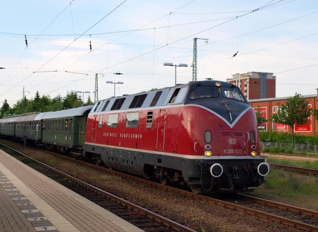 V 200 033 stand mit einem Sonderzug nach Vienburg im Bahnhof Lneburg am 29.5 und wartete das die Strecke frei wird.