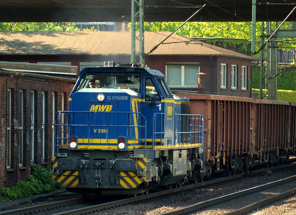 V 2305 der MWB alias  	92 80 1277 405-7 D-MWB   dieselte mit einem Schrottzug aus Cuxhaven durch Harburg am 7.5.11.