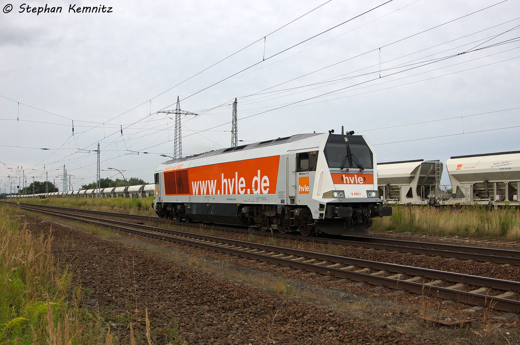 V 490.1 (264 004-3) hvle - Havellndische Eisenbahn AG hatte in Satzkorn von der V 490.2 die restlichen Rangierarbeiten bernommen und setzte hier spter an das andere Zugende um. Danach verlie sie Satzkorn mit ihrem Zug in Richtung Golm. 09.08.2013