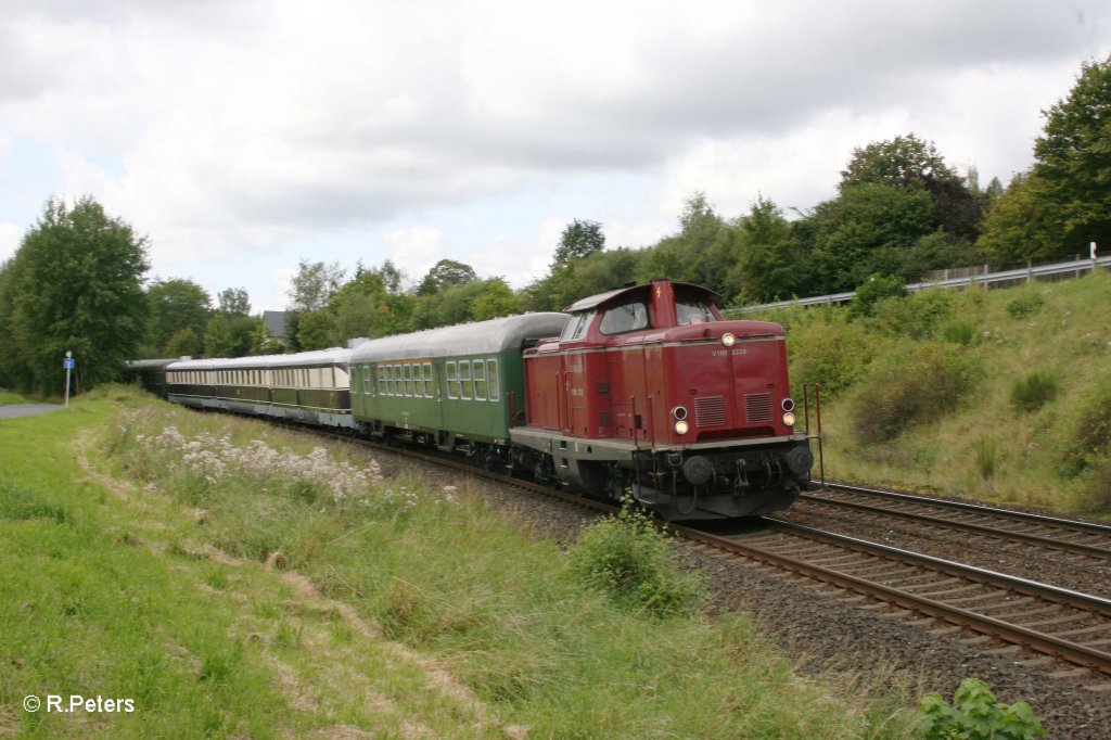 V100 2335 mit DbZ92208 berfhrung von SVT 137 856 von Donauwrth - Delitzsch bei Neusorg. 28.08.11