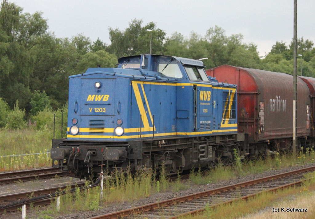 V1203 der MWB heute in Altenkirchen bei bester Fotowolke (die mich dazu noch nass machte....^^)Und: das war ne Sonderleistung! Normalerweise zieht eine Lok der Westerwaldbahn (meistens Lok 07) den Zug, aber so knnts gerne immer sein^^ (15.06.2011)