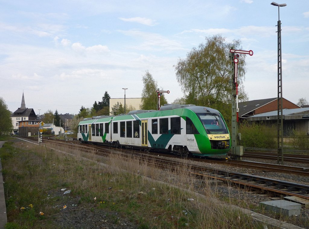 Vectus VT 255 (Lint 41) bei der Einfahrt im Abendlicht in Altenkirchen(Westerwald) . Gleich trifft er sich mit dem VT 254 ;)