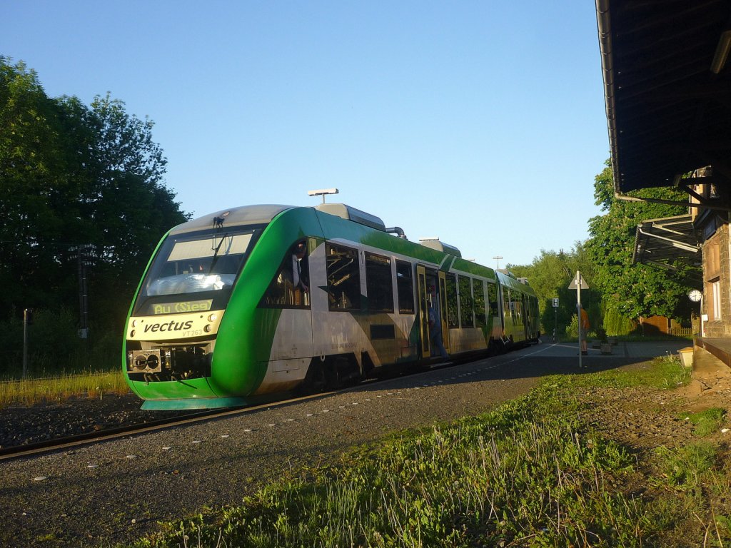 Vectus VT 263 sonnt sich in der letzen Abendsonne im Bahnhof von Hachenburg(Westerwald) am 04.06.2010 ...