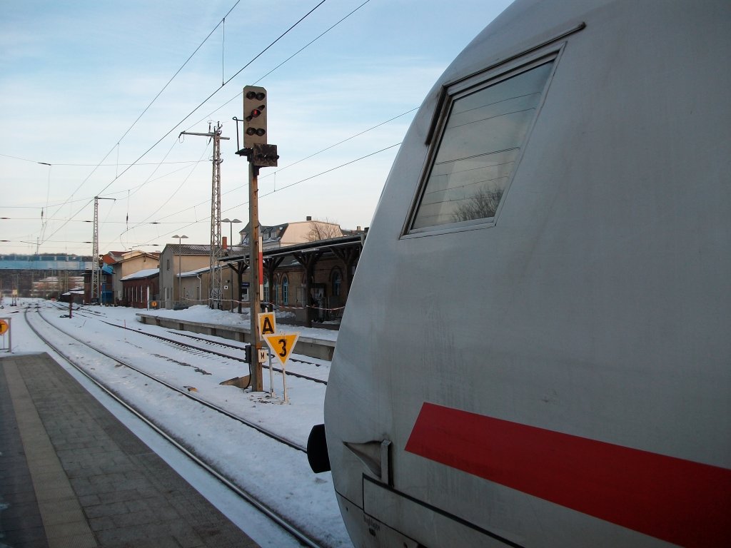 Vergeblich wartete der Lokfhrer vom IC 2212 bis das Ausfahrsignal  M  in Bergen/Rgen am 05.Januar 2011 Fahrt zeigte,schlielich mute der Lokfhrer auf Befehl am gestrten Signal ausfahren.