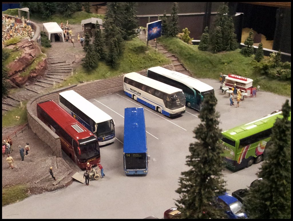 Verschiedene Busse im MiWuLa Hamburg.
