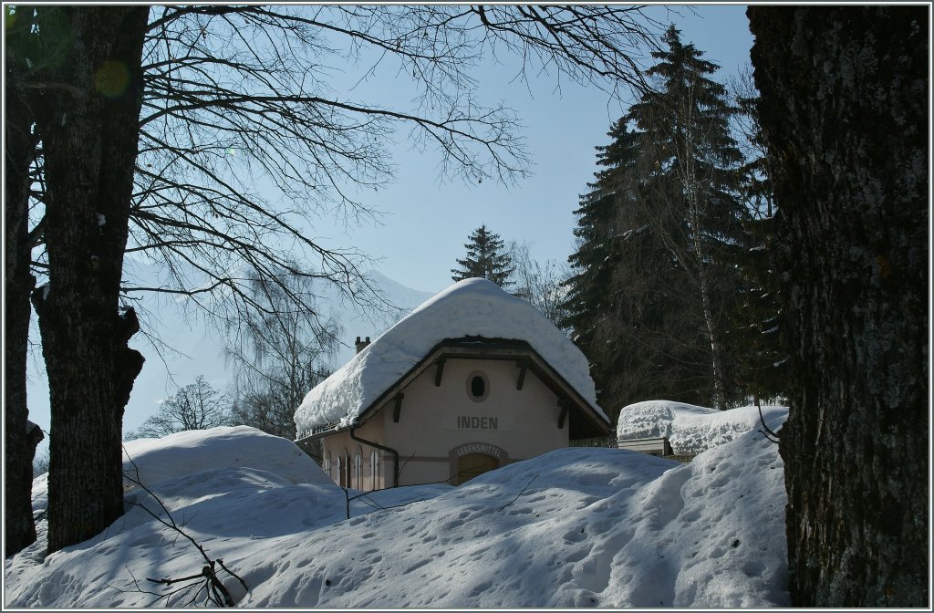 Versteckt hinter Schnee, Bumen und der Zeit zeigt sich der Bahnhof von Inden; gut gepflegt als Lebensmittelladen.
14.02.2012