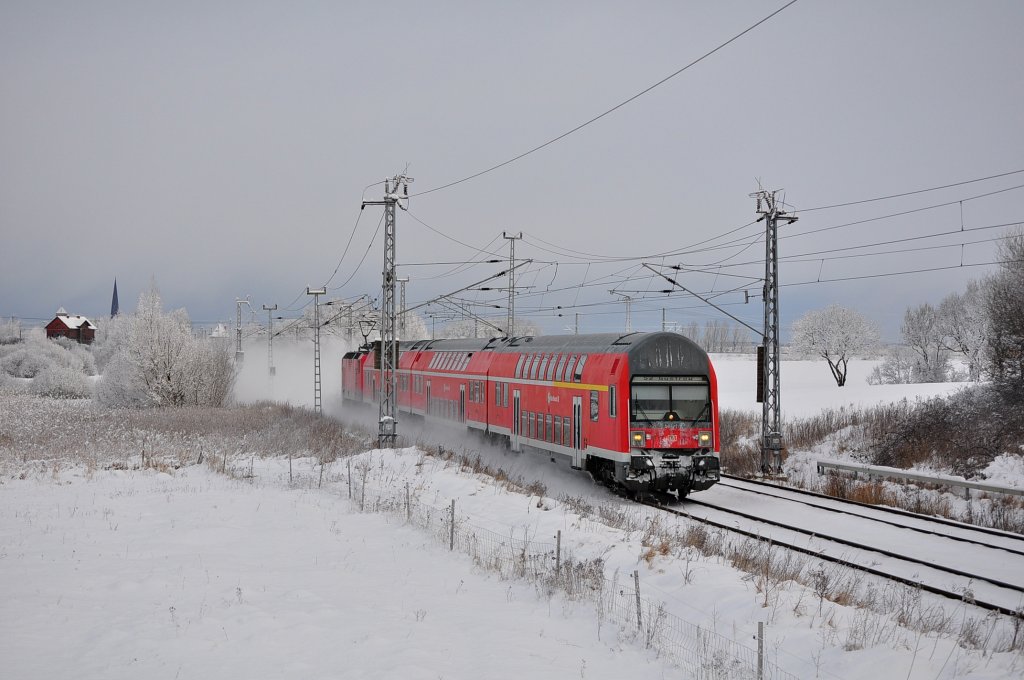 Viel Schnee gab es heut Nacht rund um Rostock.Auf dem weg zur Arbeit wurde schnell die S2 nach Gstrow geknipst.Geschoben von 143 641 eilt sie am 04.02.2012 ihrem nchsten Halt entgegen.Geknipst in Sildemow.