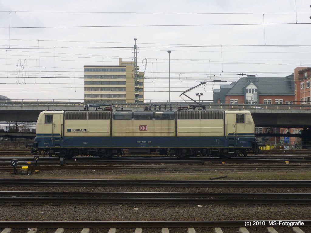 Volle Breitseite :D

181 211 4 war heute im Einsatz an den Mosel IC´s...daher war es mglich sie beim Umsetzen in die Warteposition auf den nchsten IC zu fotografieren

 