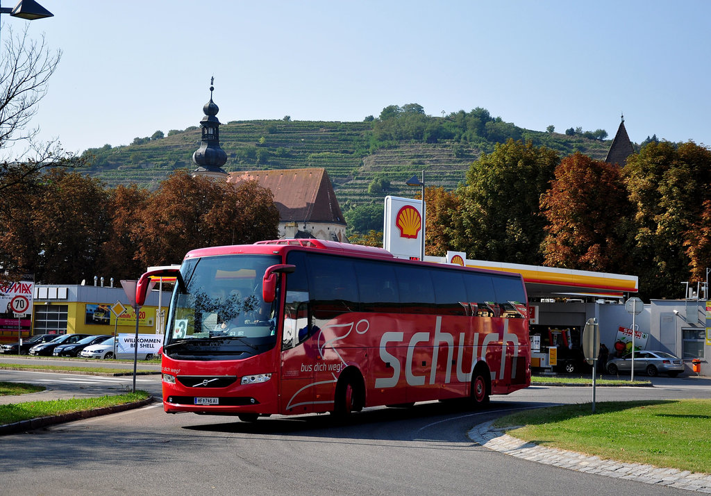 Volvo 9700 von Schuch Reisen aus sterreich in Krems.