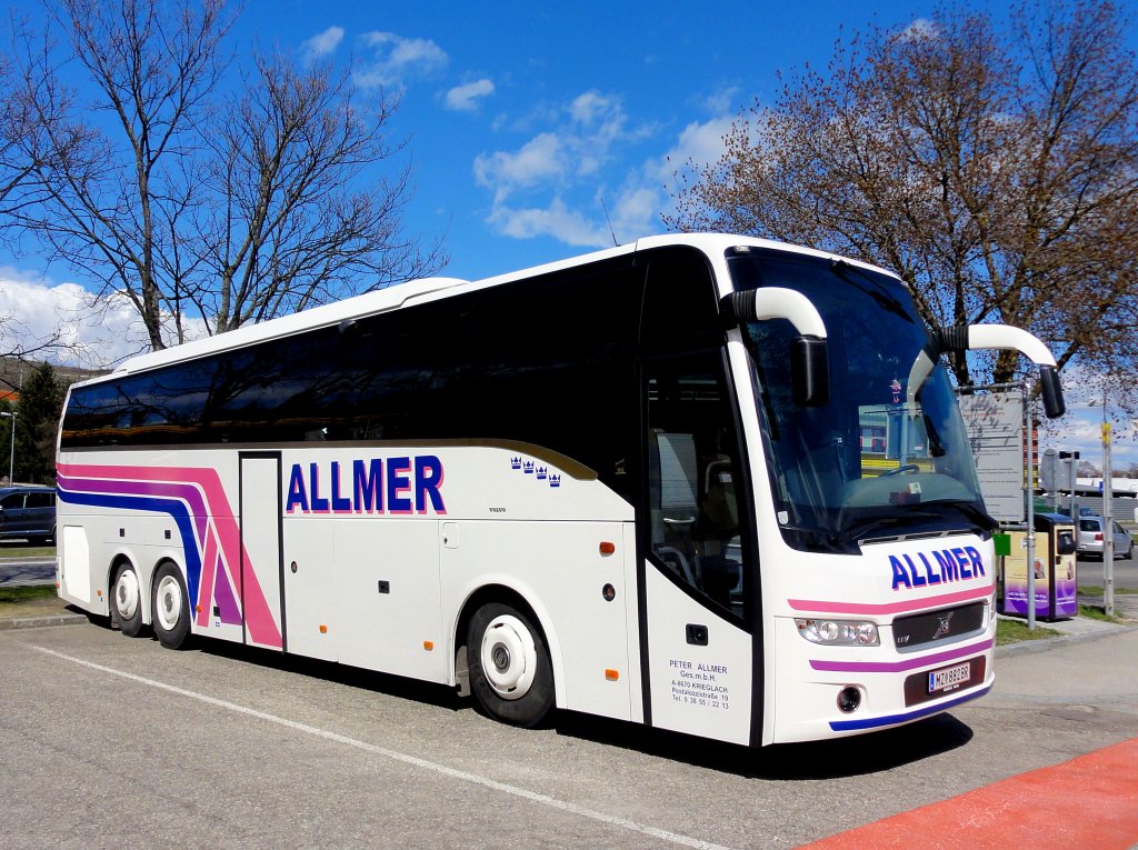 VOLVO 9900 von ALLMER Reisen aus der Steiermark/sterreich am 13.4.2013 in Krems an der Donau.