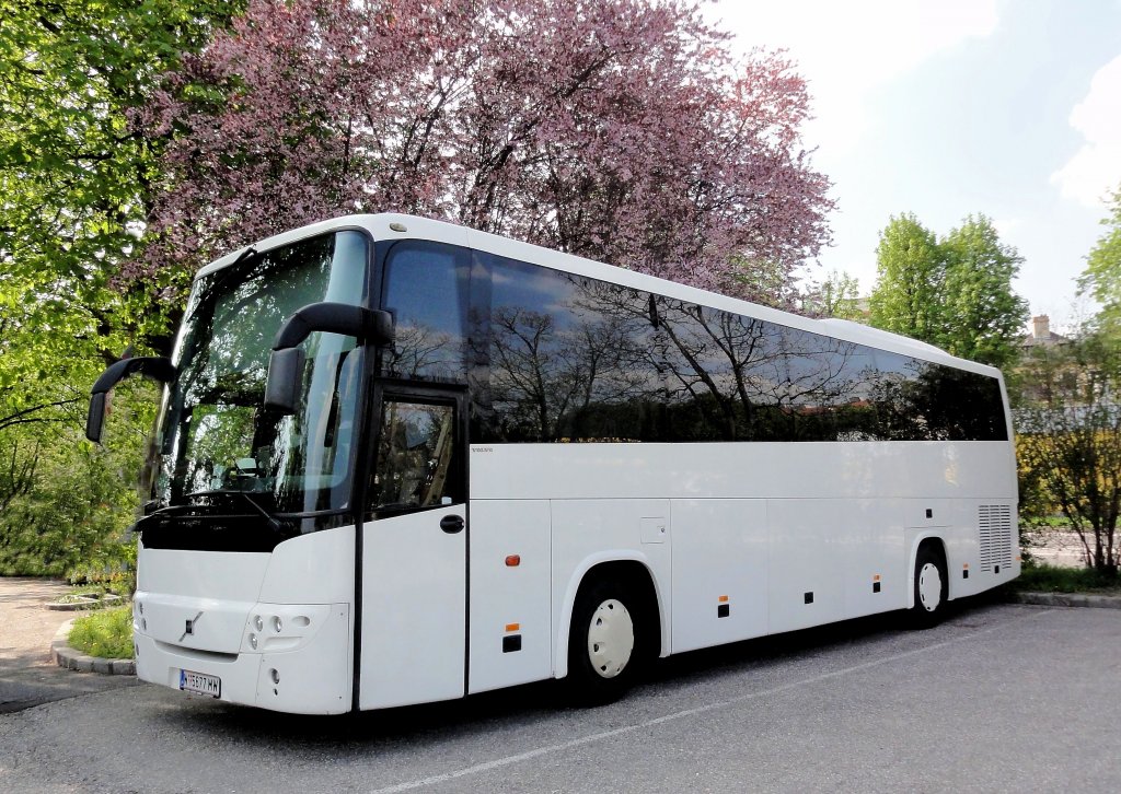 VOLVO 9900 aus Wien am 25.4.2013 in Krems gesehen.