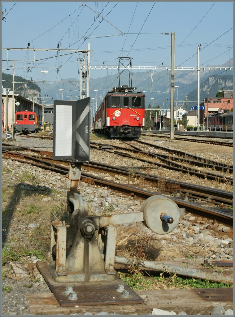 Vom  zb  Dienstparkplatz in Meinringen fhrt ein kurzer, nicht durch Verbotschider gesperrter Weg zu diesem Weichensignal. Im Hintergrund ein Tm und weitaus fotogener der De 110 003-1 mit einer Regionalzug-Garnitur.
20. August 2012