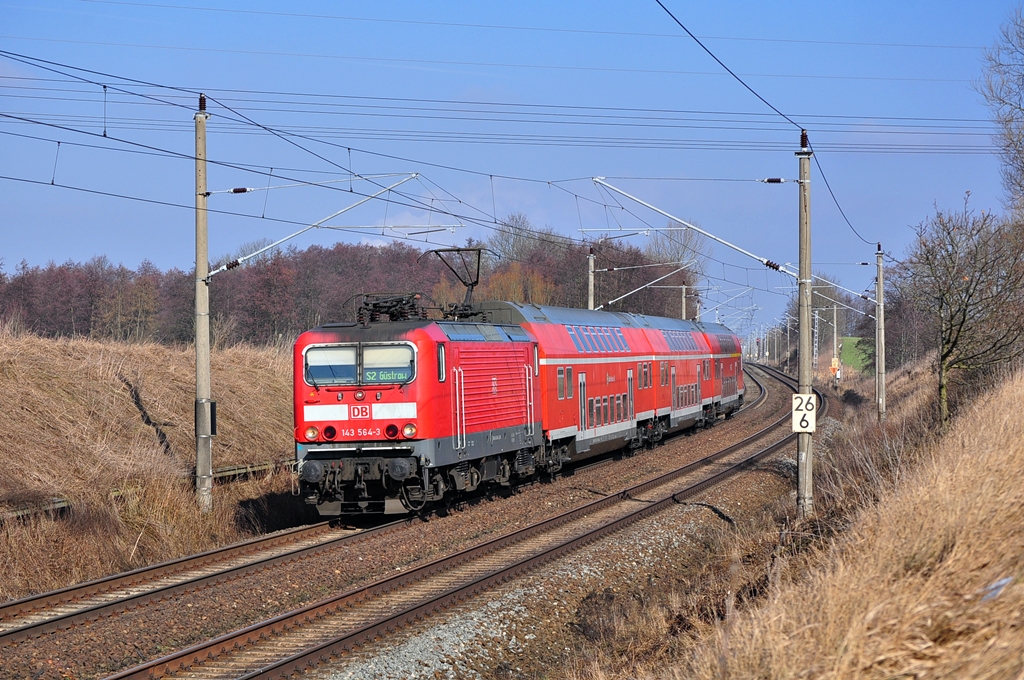 Von der 143 564 muss ich mich demnchst verabschieden.Nein,Nein...noch sind die Talent 2-Zge nicht in Rostock angekommen.Die attraktive 23-jhrige hat am 12.08.2013 Fristablauf.Am 04.03.2013 ist sie allerdings noch topfit mit der S2 nach Gstrow unterwegs.Hier kurz vor dem nchsten Halt:Papendorf.