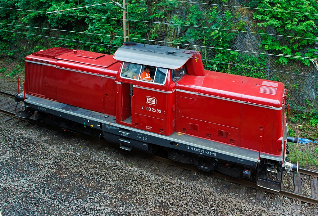 Von oben - Die V100 2299 ex DB 212 299-2 der VEB (Vulkan-Eifel-Bahn) wartet am 08.07.2012 in Siegen auf neue Aufgaben.

Die V 100.20 wurde 1965 bei MaK unter der Fabriknummer 1000346 als V 100 2299 fr die DB gebaut. 1968 wurde sie 212 299-2 umbezeichnet, die Ausmusterung bei der DB erfolgte 2002., ber ALS, Stendal ging sie dann an die VEB die sie wieder in V 100 2299 unbezeichnete, wobei die NVR-Nummer 92 80 1212 299-2 D-VEB trgt.

Die Leistung der Lok betrt 993 kW / 1.350 PS, die Hchstgeschwindigkeit 100 km/h.