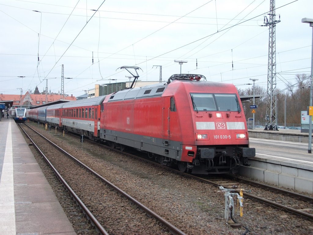 Von Stralsund bis Dresden bespannte 101 030 den EC 379 Stralsund-Brno am 18.Januar 2011.Vor der Abfahrt in Stralsund.