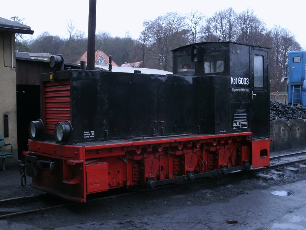 Vor dem Lokschuppen in Putbus stand,am 03.Januar 2013,der Dieselmoppel Kf 6003.