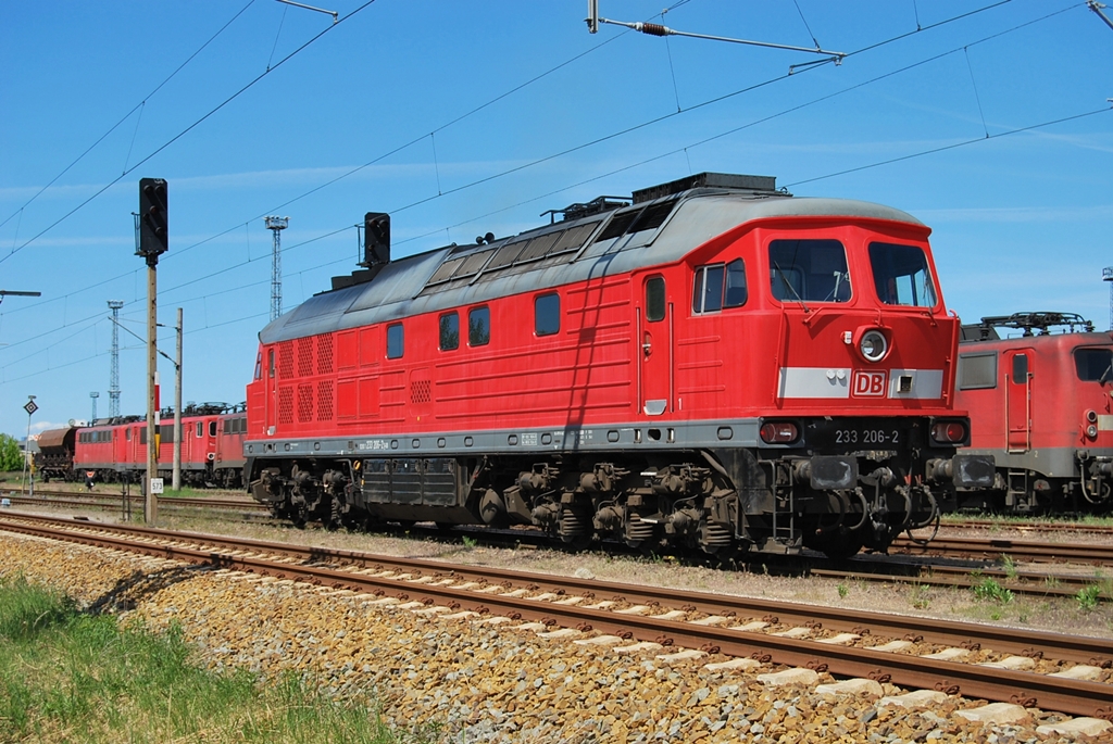 Vor der Einfahrt ins Bw Rostock-Seehafen zeigt sich am 12.05.2009 die 233 206.