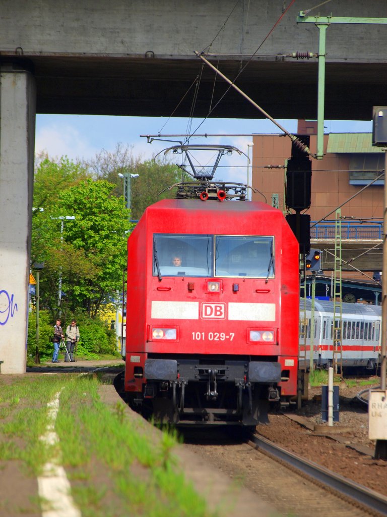 Vor der Wiese am Bahnsteig stand 101 029-7 mit einem Intercity am 14.5.
Nchstes mal bring ich nen Rasenmher mit.