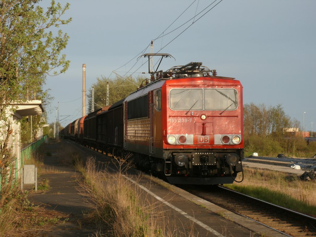 Vorbei am ehmaligen Haltepunkt Mukran-West verlie 155 239 am Abend,vom 05.Mai 2012,den Fhrhafen Mukran.