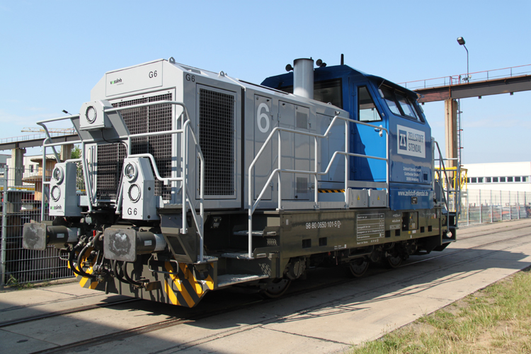 Vossloh-Werklok 6(650 101-5)wartet auf den nchsten Einsatz im Zellstoff-Werk Stendal-Niedergrne.(11.06.2011)