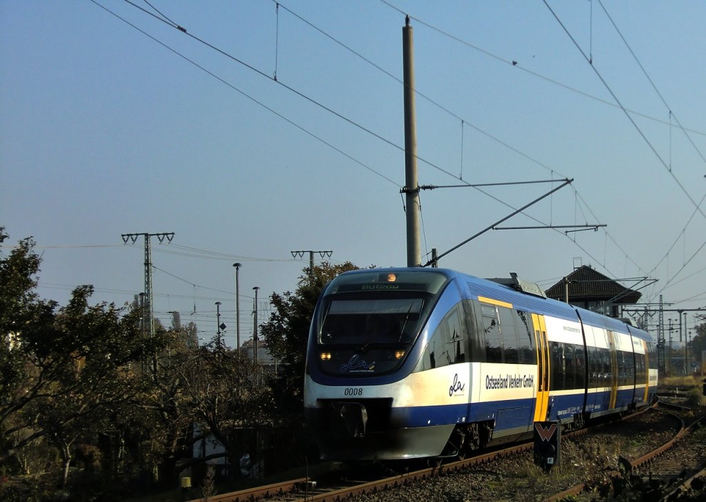 VT 0008 der OLA bei der Ausfahrt Richtung Btzow am 25.10.2011.