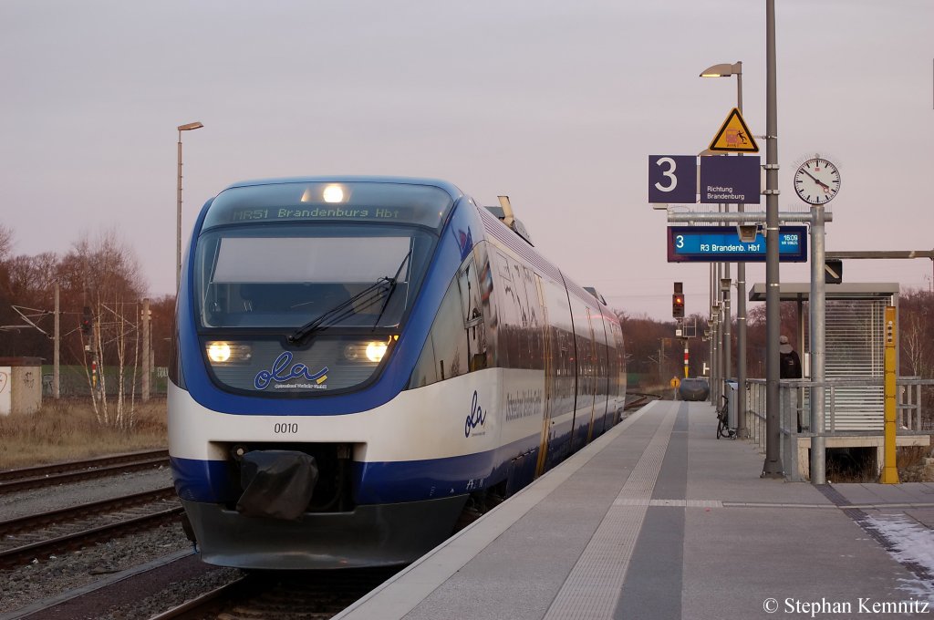 VT 0010 der OLA, die sonst auf der Strecke Neustrelitz-Neubrandenburg unterwegs ist, hier als MR51 (MR 99625) nach Brandenburg Hbf in Rathenow. 30.11.2010