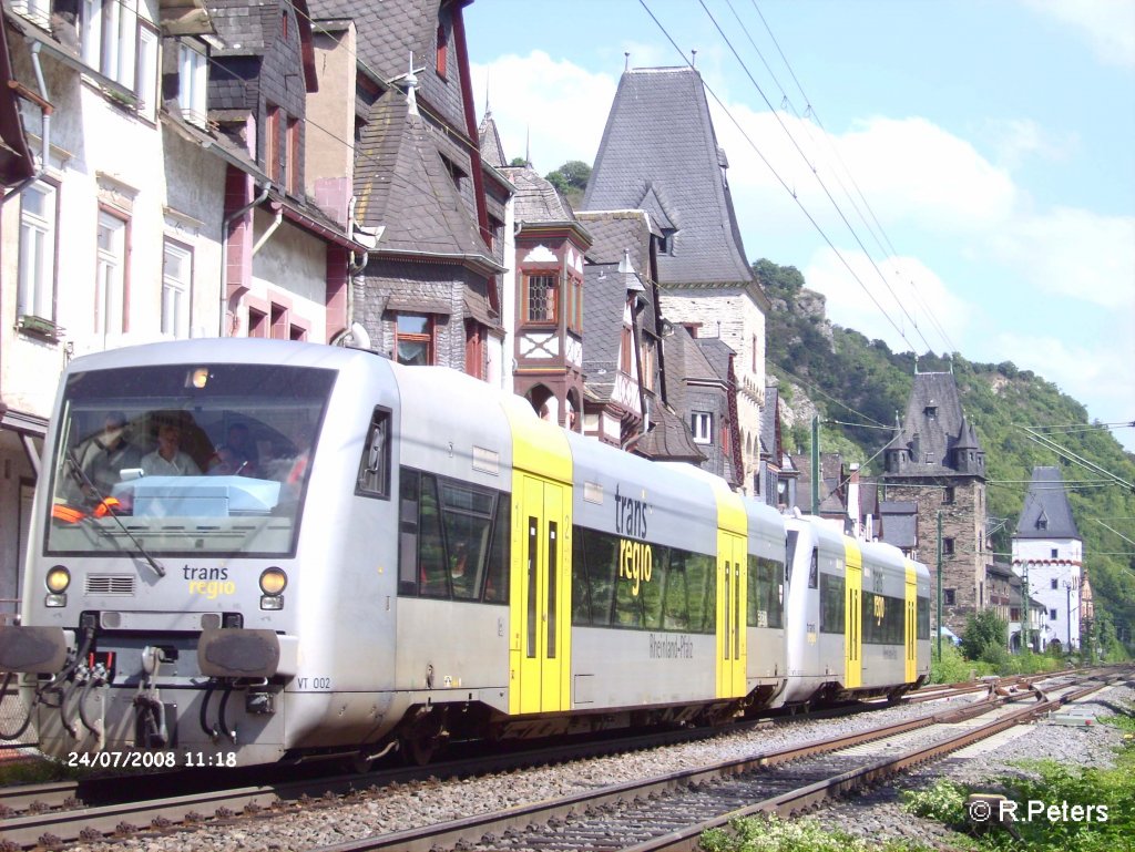 VT 002 und 013 rollen an der Stadtkulisse von Bacharach vorbei auf dme Weg nach Mainz. 24.07.08