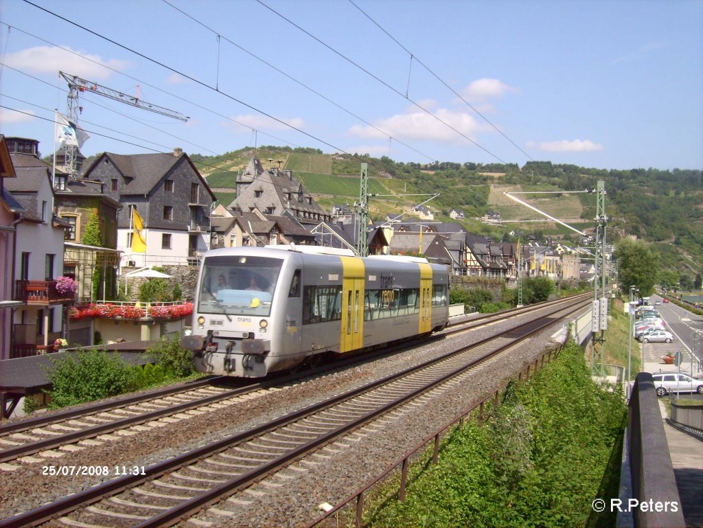 VT 013 durchfhrt Oberwesel mit einer RB nach Mainz. 25.07.08