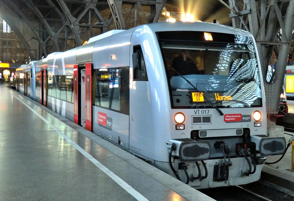 VT 017 & ein mir leider unbekannt gebliebener weiterer VT der Mitteldeutschen Regiobahn im Leipziger HBF am 29.10.2011