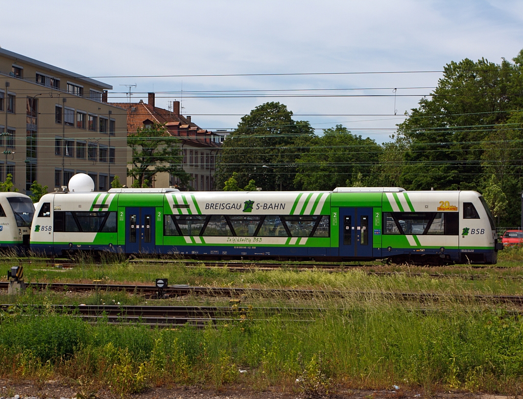 VT 019 (650 046-5) ein Stadler Regio-Shuttle RS1 der Freiburg-S-Bahn GmbH (BSB), eine Tochtergesellschaft (je 50%) der Freiburger Verkehrs AG (VAG) und der Sdwestdeutschen Verkehrs-Aktiengesellschaft (SWEG), fhrt am 25.05.2012 in den Hbf Freioburg (Breisgau) ein. 

Der Triebwagen wurde 2002 von Stadler unter der Fabriknummer 37162 gebaut.