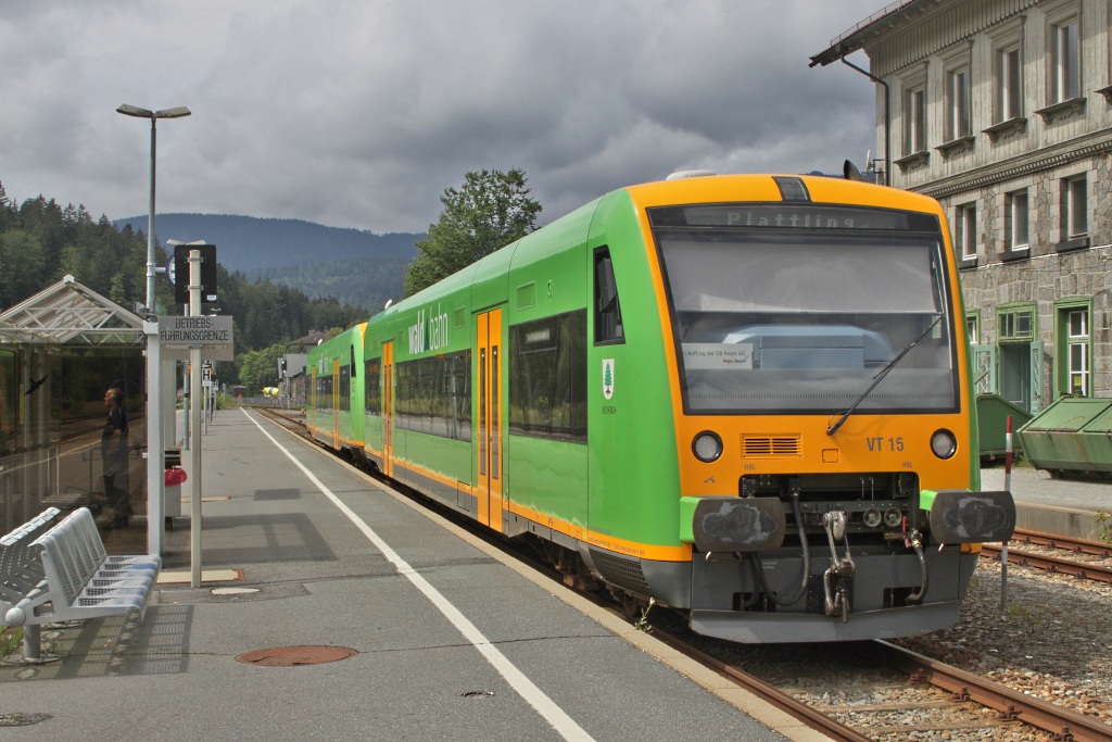 VT 15 und Bruder der Waldbahn warten auf Ausfahrt in Richtung Plattling