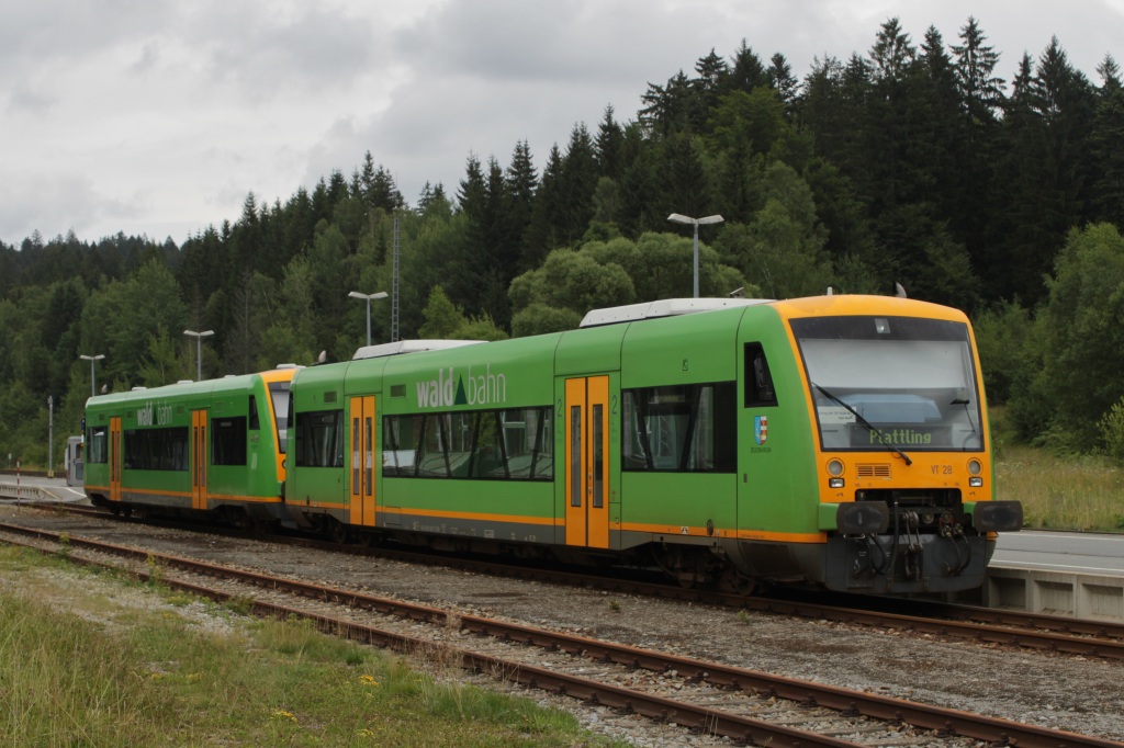 VT 28 und VT 26 warten am 02.08.10 in Bayrische Eisenstein auf Ausfahrt in Richtung Plattling (Zwiesel)