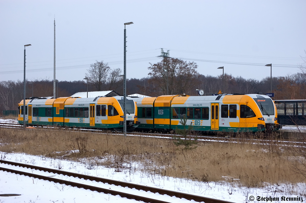 VT 646.043 (646 043-9) ODEG - Ostdeutsche Eisenbahn GmbH als OE51 (OE 68981) von Rathenow nach Brandenburg Hbf in Rathenow. VT 646.044 (646 044-7) steht auf einem Abstellgleis. 07.02.2012