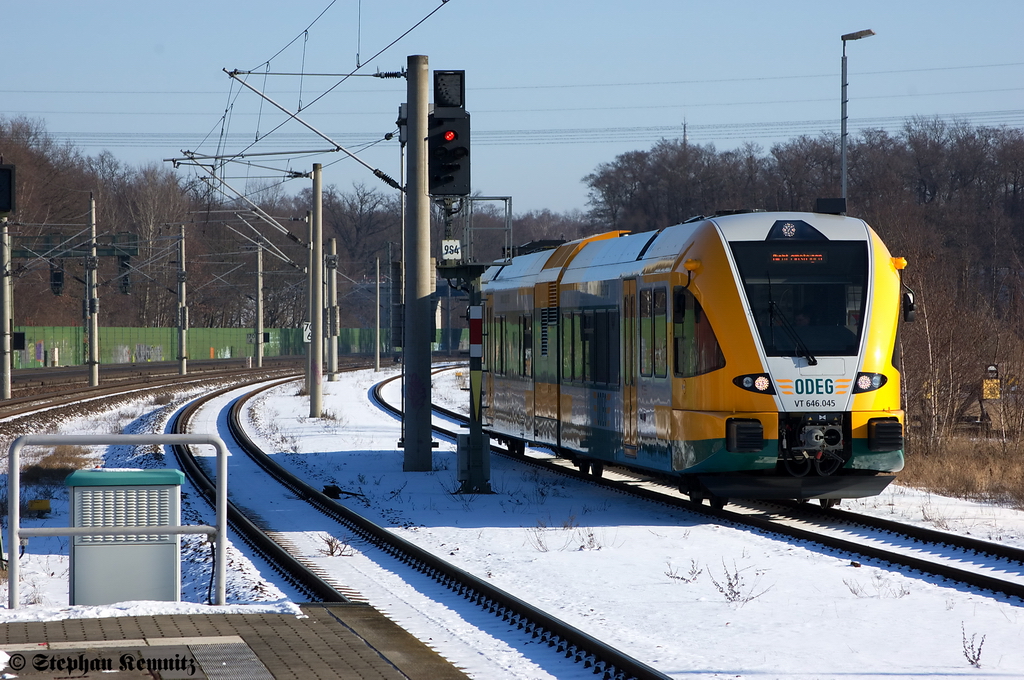 VT 646.045 (646 045-4) ODEG - Ostdeutsche Eisenbahn GmbH steht neben dem Gleis 2 des Rathenower Hbf. Weiter hinten unter der Brcke stand noch die VT 646.042 herum. Laut Ansage am Bahnhof fiel der Zug (OE 68973) nach Brandenburg Hbf aus wegen einer Strung am Triebwagen und es wurde ein SEV eingesetzt. Welcher der beiden Triebwagen defekt war wei ich nicht, aber ich vermute es war der VT 646.042 gewesen. Bei dein VT 646.045 lief der Motor fleiig vor sich hin. Die ODEG fhrt noch nicht mal 2 Monate auf der KBS 209.51 und haben schon viele Ausflle gehabt, wegen kaputter 646er oder kein Diesel mehr im Tank. So was gab es bei der Mrkischen Regiobahn (OLA) in den ganzen 4 Jahren nicht. 02.02.2012