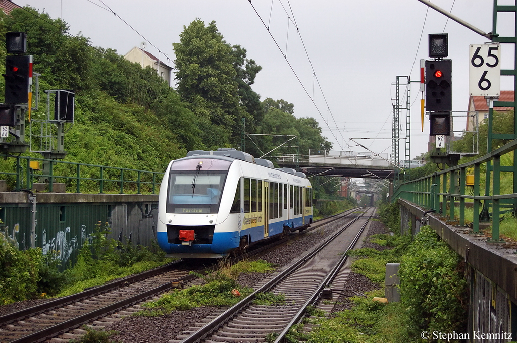 VT 704 (648 298-7) OLA als OLA79843 von Gadebusch nach Parchim am Haltepunkt Schwerin-Mitte. 15.07.2011