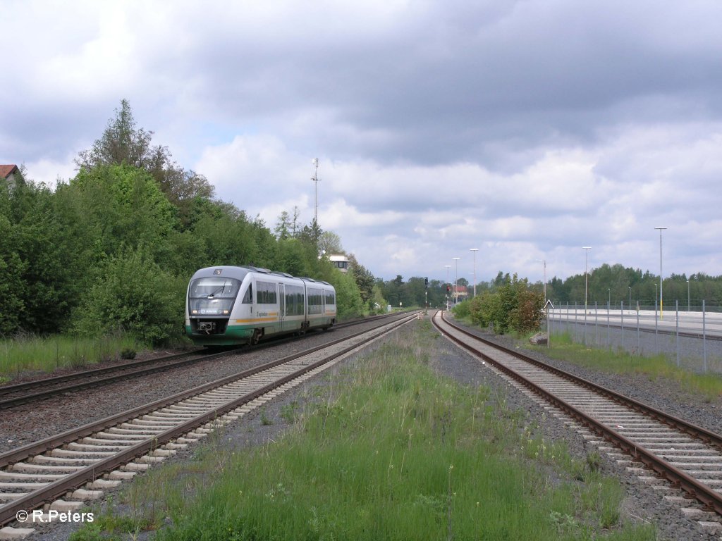 VT13 fhrt mit der VBG81921 nach Schwandorf in Wiesau ein. 27.05.10